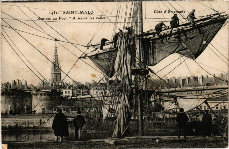 Carte postale ancienne Cote d'Emaraude - Saint-Malo - Rentrée au Pont A serrer les Voiles à Saint-Malo