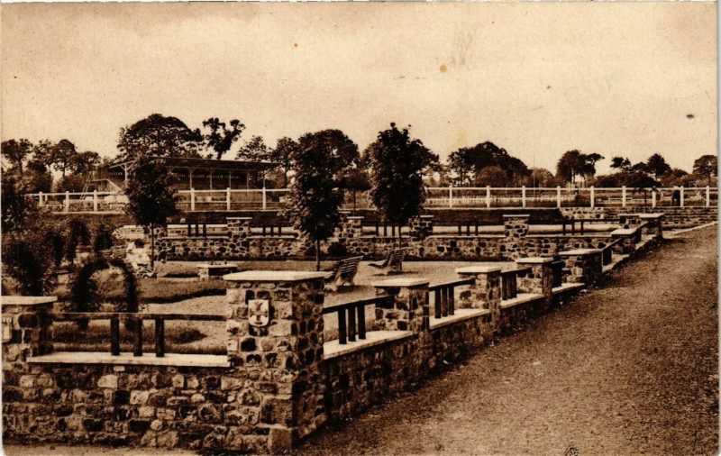 Carte postale ancienne Combourg (I.-et-V.) - Parc des Sports - Route de la gare à Combourg