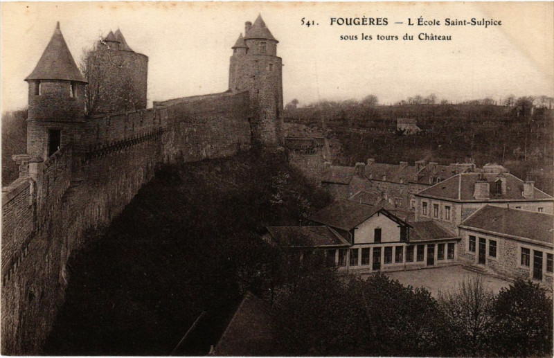 Carte postale ancienne Fougeres - L'Ecole Saint-Asulpice sous les tours du Chateau à Fougères