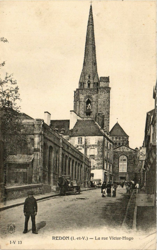 Carte postale ancienne Redon - (I - e-V.) - La rue Victor-Hugo à Redon