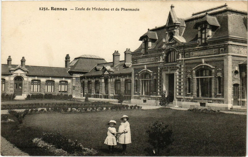 Carte postale ancienne Rennes - Ecole de Medecine et de Pharmacie à Rennes