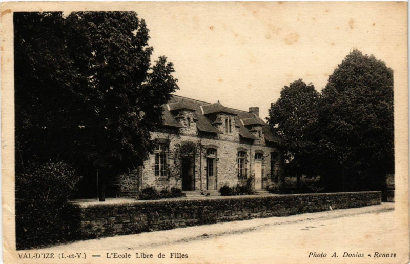 Carte postale ancienne Val-D'Ize (I.-et-V.) - L'Ecole Libre de Filles à Val-d'Izé