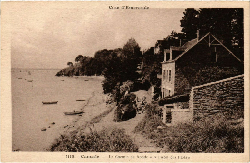 Carte postale ancienne Cote d'Emeraude Cancale Le Chemin de Ronde A l'Abri des Flots à Cancale