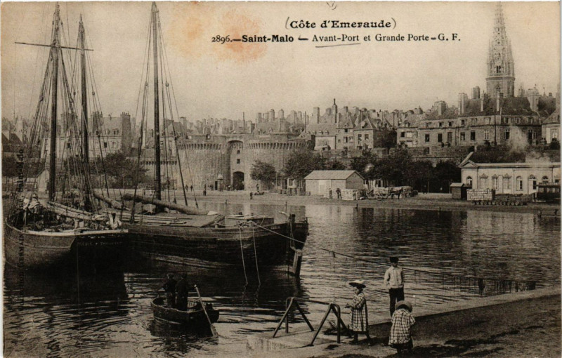 Carte postale ancienne Cote - d'Emeraude - Saint-Malo - Avant-Port et Grande Porte à Saint-Malo