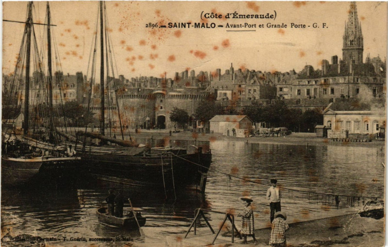 Carte postale ancienne Cote - d'Emeraude - Saint-Malo - Avant-Port et Grande Porte à Saint-Malo
