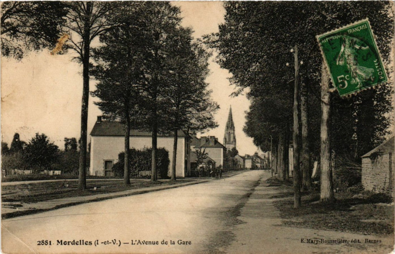 Carte postale ancienne Mordelles (I.-et-V.) - L'Avenue de la Gare à Mordelles