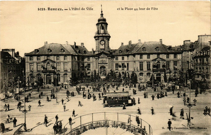 Carte postale ancienne Rennes - L'Hotel de Ville et la Place un Jour de Fete à Rennes
