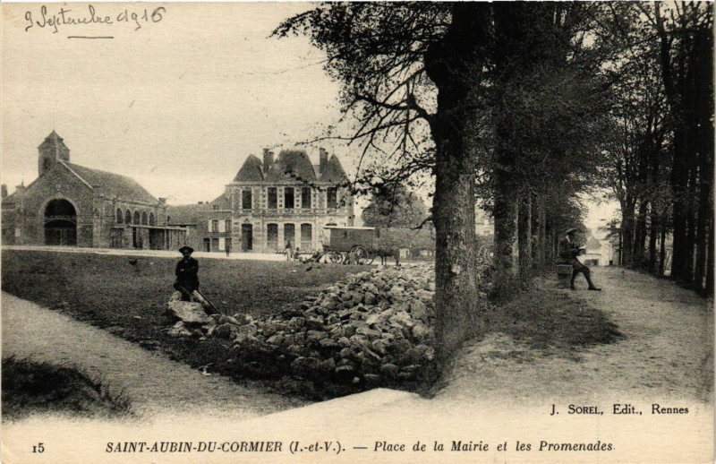 Carte postale ancienne Saint-Aubin-du-Cormier (I.-et-V.) - Place de la Mairie et les à Saint-Aubin-du-Cormier
