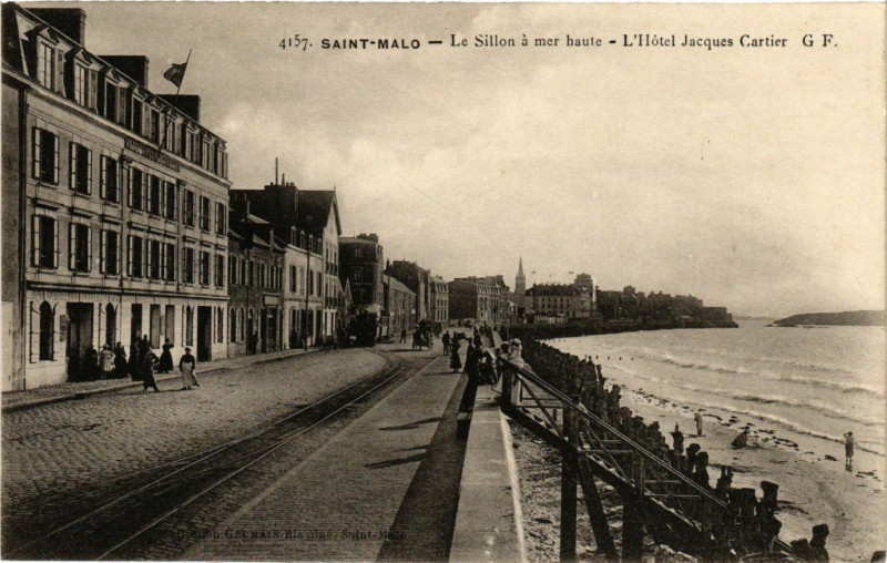 Carte postale ancienne Saint-Malo - Le Sillon a mer haute - L'Hotel Jacques Cartier à Saint-Malo