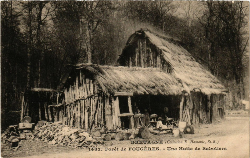 Carte postale ancienne Foret de Fougeres - Une Hutte de Sabotiers à Fougères