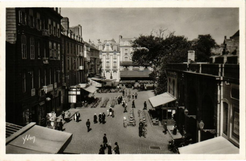 Carte postale ancienne Saint-Malo-Place Chateaubriand à Saint-Malo