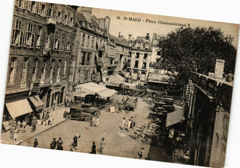 Carte postale ancienne Saint-Malo-Place Chateaubriand à Saint-Malo