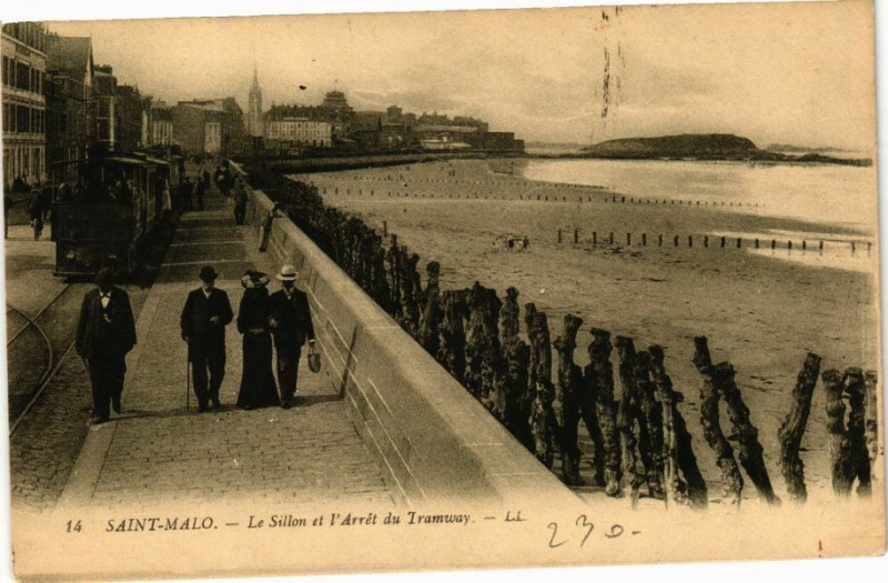 Carte postale ancienne Saint-Malo-Le Sillon et l'Arrét du Tramway à Saint-Malo