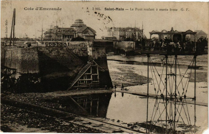 Carte postale ancienne Saint-Malo-Le Pont roulant a marée basse à Saint-Malo