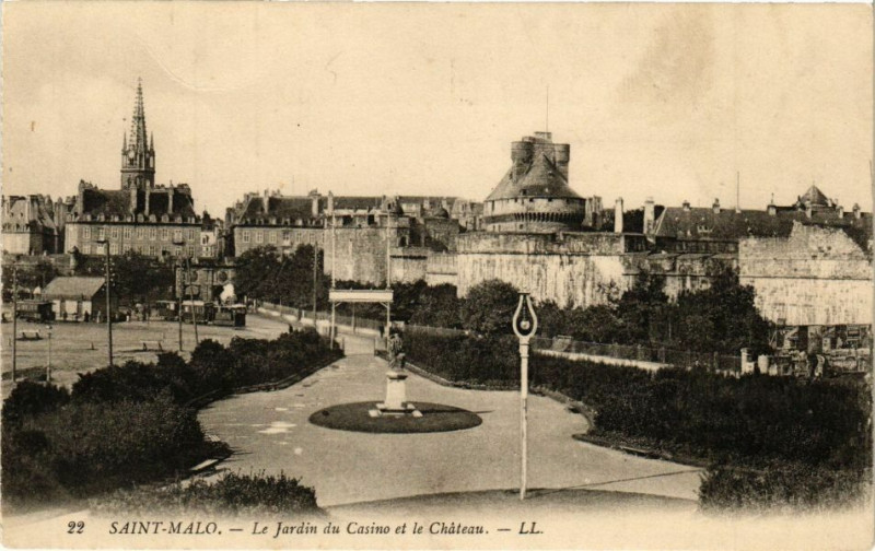 Carte postale ancienne Saint-Malo-Le Jardin du Casino et le Chateau à Saint-Malo