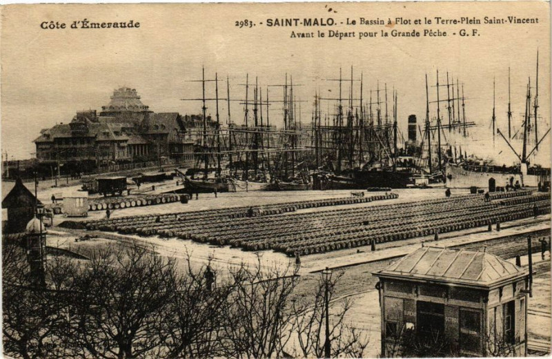 Carte postale ancienne Saint-Malo-Le Bassin a Flot et le Terre-Plein Saint-Vincent à Saint-Malo