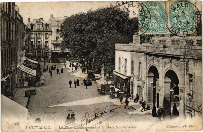 Carte postale ancienne Saint-Malo-La Place Chateaubriand et la Porte Saint-Vincent à Saint-Malo