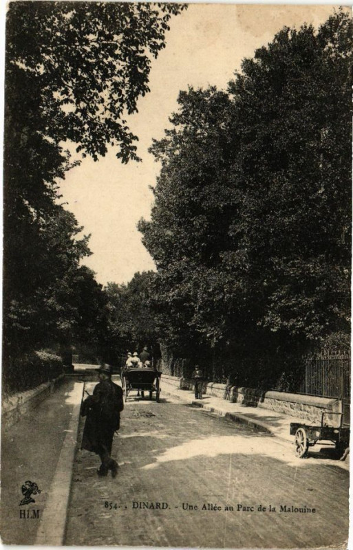 Carte postale ancienne Dinard-Une Allée au Parc de la Malouine à Dinard