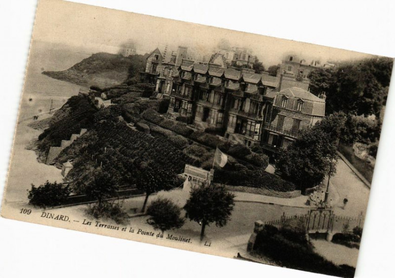 Carte postale ancienne Dinard-Les Terrasses et la Pointe du Moulinet à Dinard