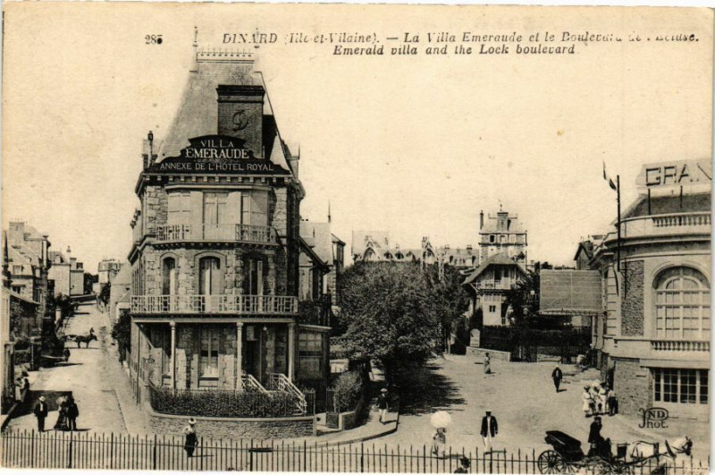 Carte postale ancienne Dinard-La Villa Emeraude et le Boulevard à Dinard