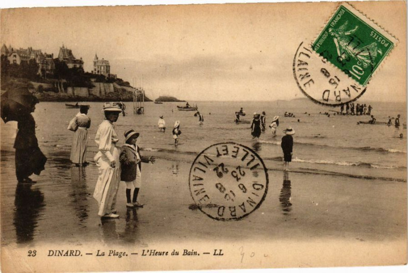 Carte postale ancienne Dinard-La Plage-L'Heure du Bain à Dinard