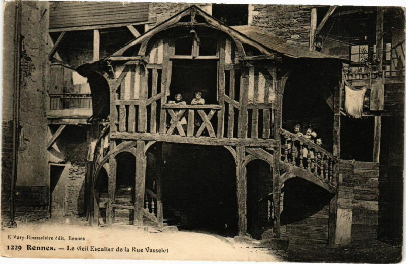 Carte postale ancienne Rennes-Le Vieil Escalier de la Rue Vasselot à Rennes