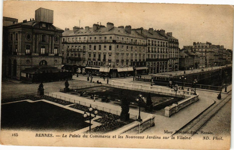 Carte postale ancienne Rennes-Le Palais du Commerce et Nouveaux Jardins sur la Vilaine à Rennes