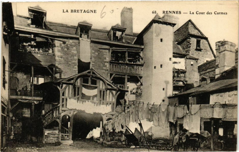 Carte postale ancienne Rennes-La Cour des Carmes à Rennes