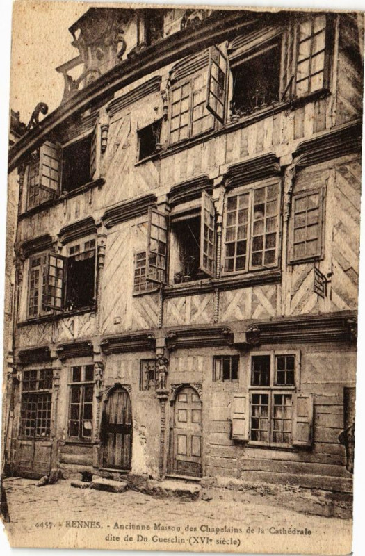 Carte postale ancienne 4457 - Rennes - Ancienne Maison des Chapelains de la Cathédrale dite de Du Guesclin (XVIe siècle) à Rennes
