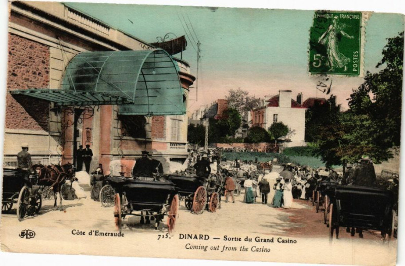 Carte postale ancienne Dinard-Sortie du Grand Casino à Dinard