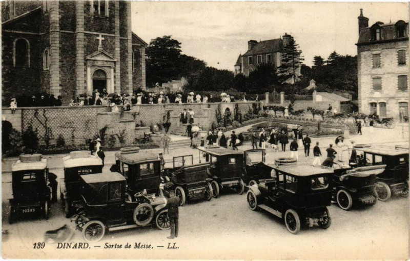 Carte postale ancienne Dinard-Sortie de Messe à Dinard