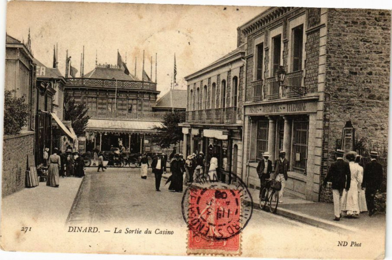 Carte postale ancienne Dinard-La Sortie du Casino à Dinard
