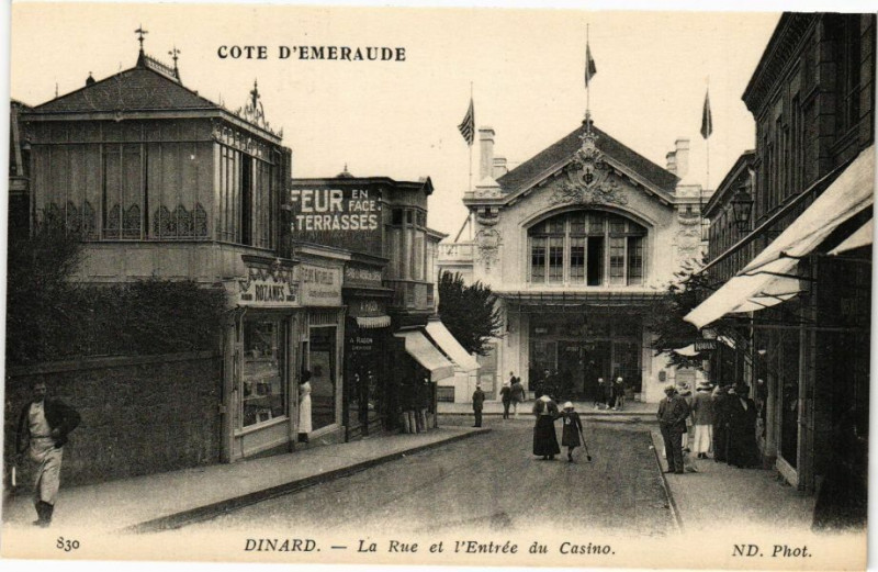 Carte postale ancienne Dinard-La Rue et l'Entrée du Casino à Dinard