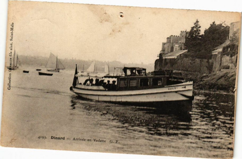 Carte postale ancienne Dinard-Arrivée en Vedette à Dinard
