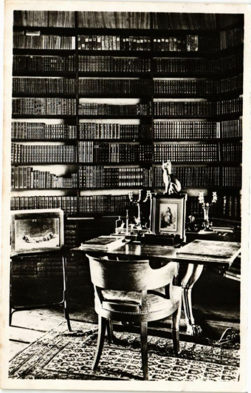 Carte postale ancienne Combourg-Le Chateau-La Bibliothéque table de travail à Combourg