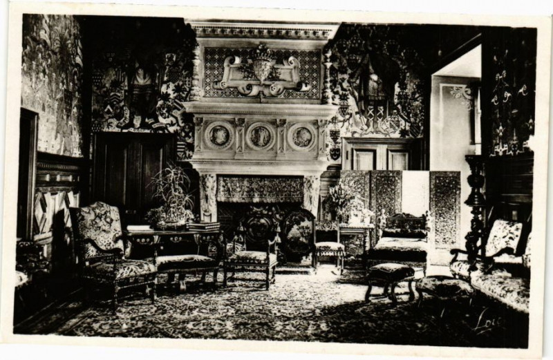 Carte postale ancienne Combourg-Intérieur du Chateau-Le Salon à Combourg