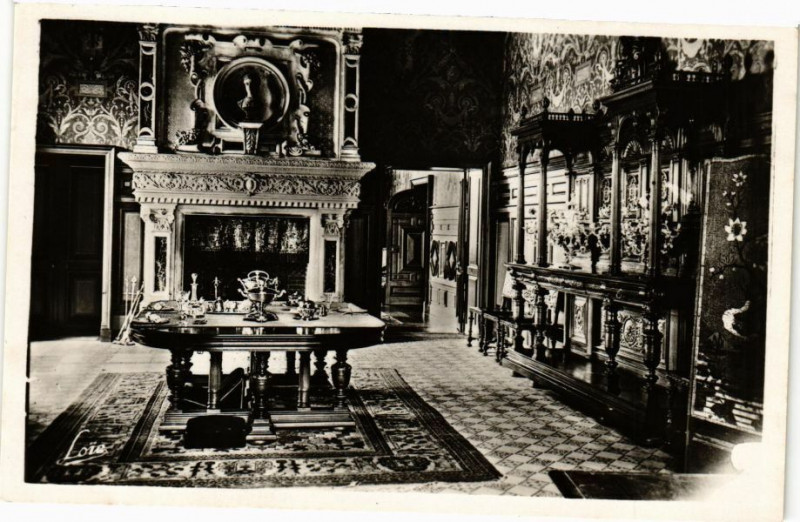 Carte postale ancienne Chateau de Combourg-La salle a manger à Combourg