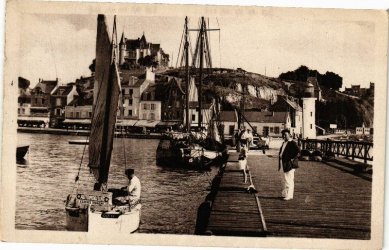 Carte postale ancienne Cancale-La Jetée et le Port à Cancale
