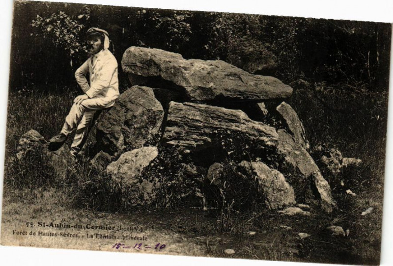 Carte postale ancienne Saint-Aubin du Cormier-Foret de Hautes-Sévres-La Fontaine Minerale à Saint-Aubin-du-Cormier