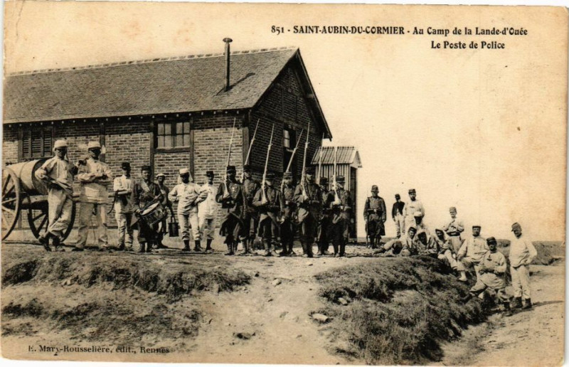 Carte postale ancienne Saint-Aubin du Cormier-Au Camp de la Lande-d'Ouée Le Poste de Police à Saint-Aubin-du-Cormier
