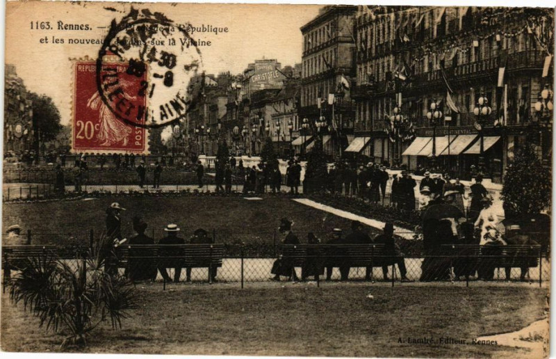Carte postale ancienne Rennes-Place de la Republique et nouveau Jardins sur la Vilaine à Rennes