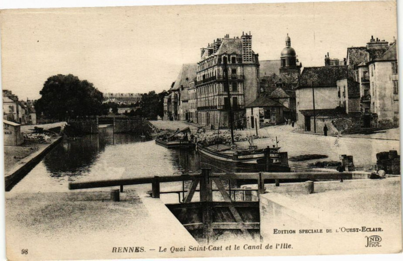 Carte postale ancienne Rennes-Le Quai Saint-Cast et le Canal de l'Ille à Rennes