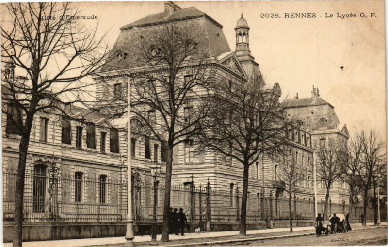 Carte postale ancienne Rennes-Le Lycée à Rennes