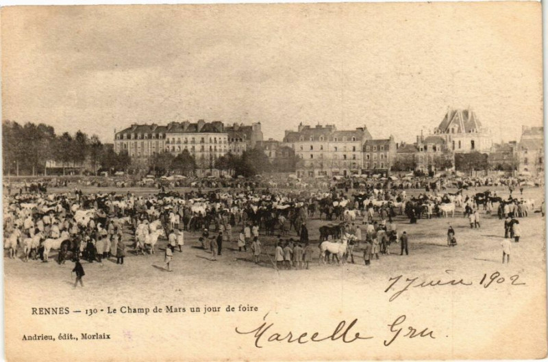 Carte postale ancienne Rennes-Le Champ de Mars un jour de foire à Rennes