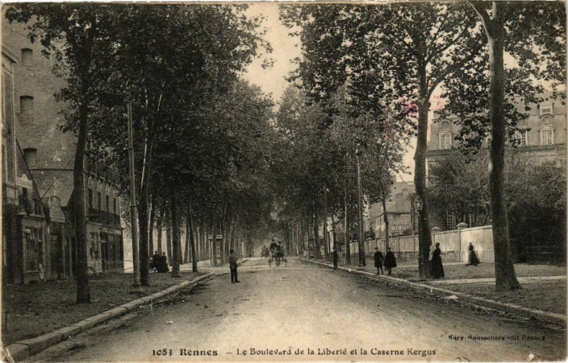 Carte postale ancienne Rennes-Le Boulevard de la Liberté et la Caserne Kergus à Rennes