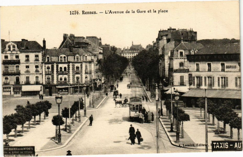 Carte postale ancienne Rennes-L'Avenue de la Gare et la place à Rennes
