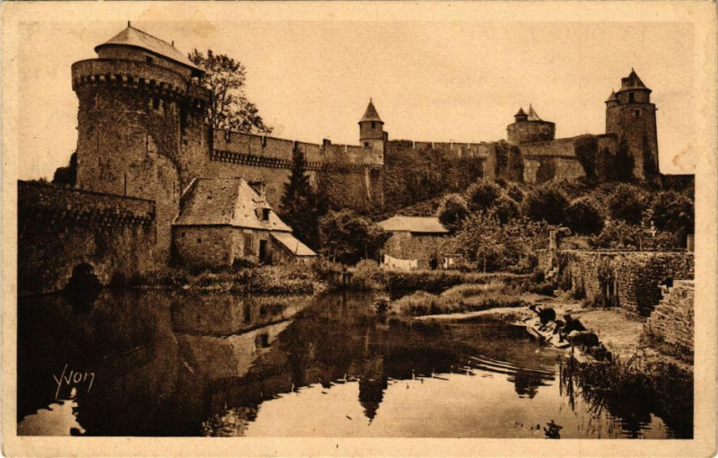 Carte postale ancienne Fougeres-Les Remparts Nord du Chateau à Fougères