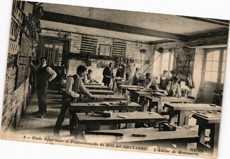 Carte postale ancienne Ecole Dol-de-Bretagne - Atelier de Menuiserie à Dol-de-Bretagne