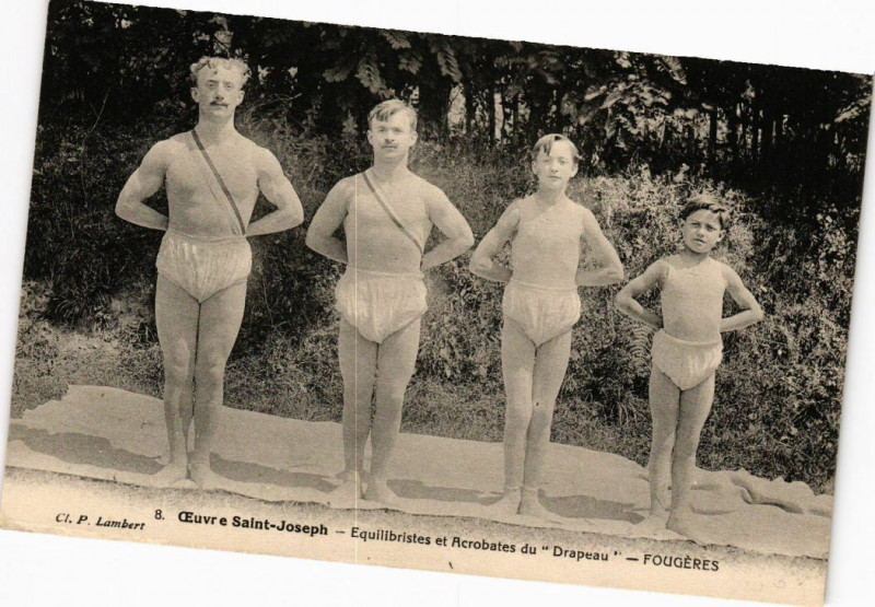 Carte postale ancienne Oeuvre Saint-Joseph Fougeres - Equilibristes et acrobates à Fougères