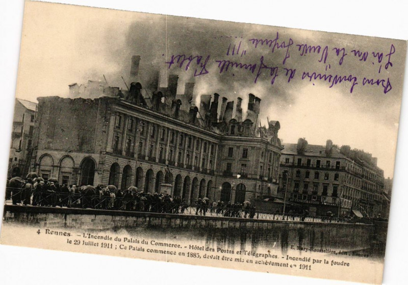Carte postale ancienne Rennes - Incendie du Palais du Comerce à Rennes